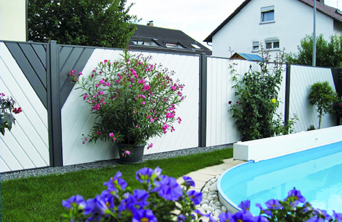 A Höfer screen panel in a garden