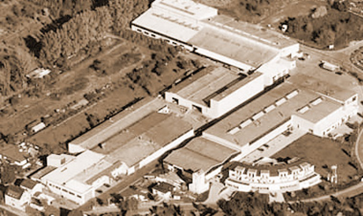 Höfer-Werksgelände in Urmitz, aus der Vogelperspektive aufgenommen, Ende der 1990er-Jahre